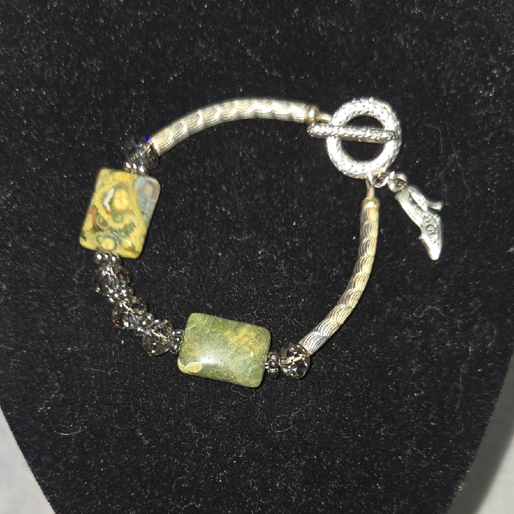Elegant Green and Silver Women's Bracelet